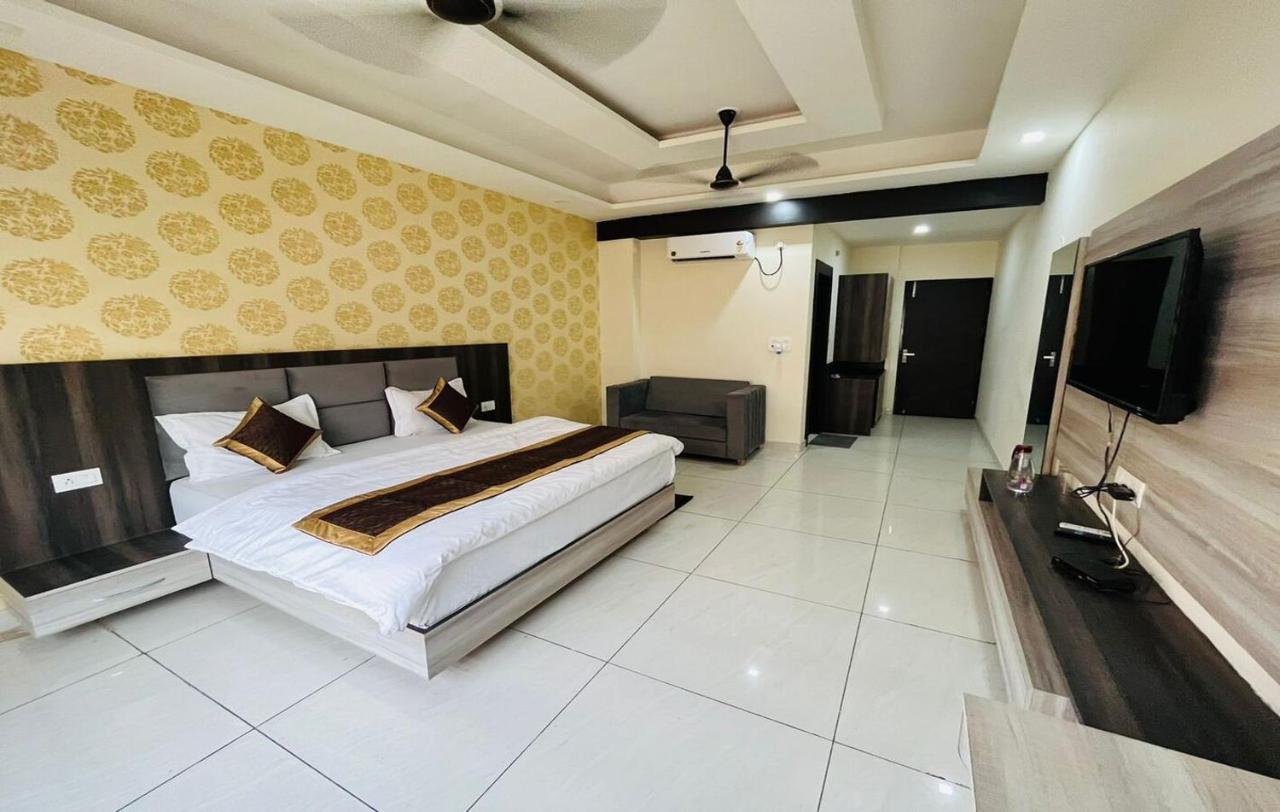 Hotel Blue Pine Haridwār Zewnętrze zdjęcie