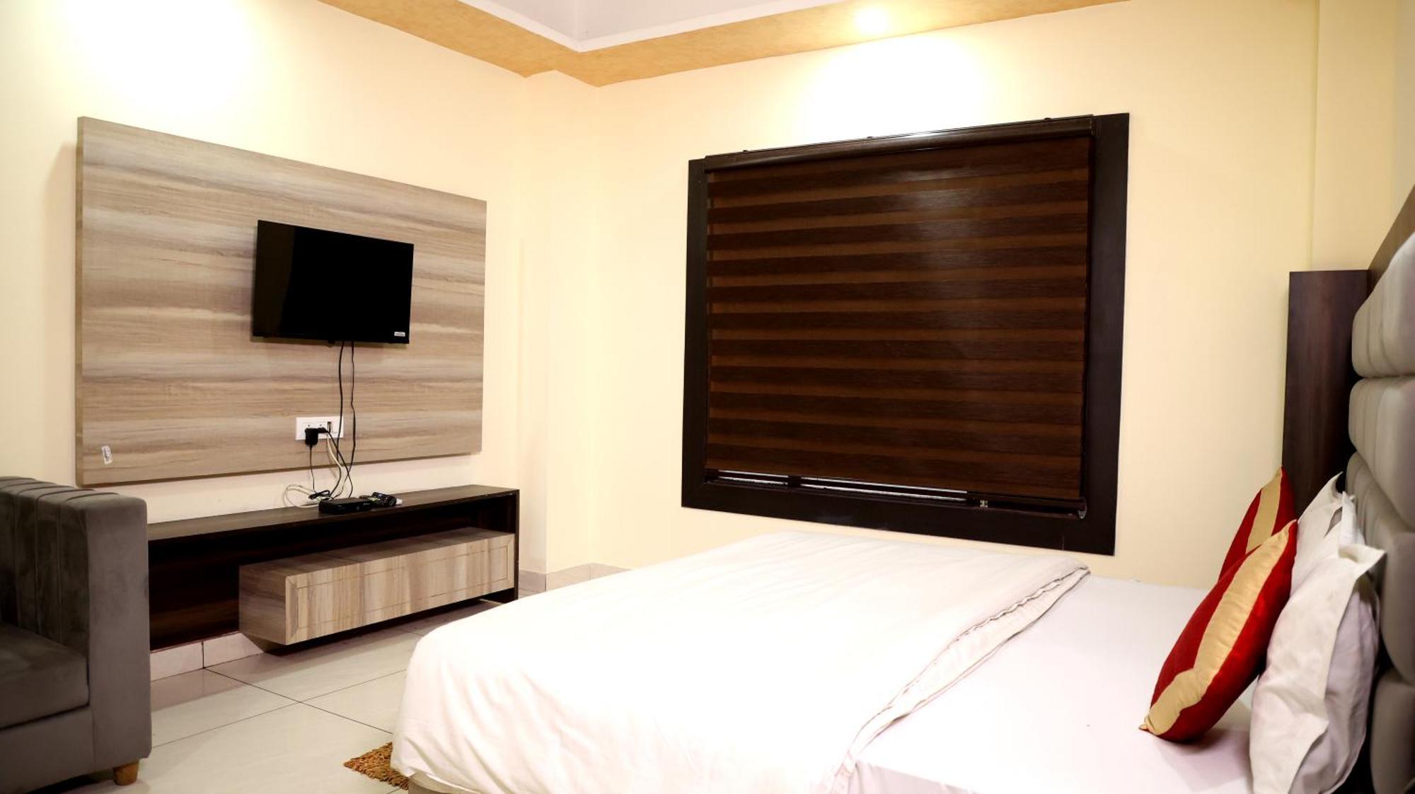 Hotel Blue Pine Haridwār Zewnętrze zdjęcie